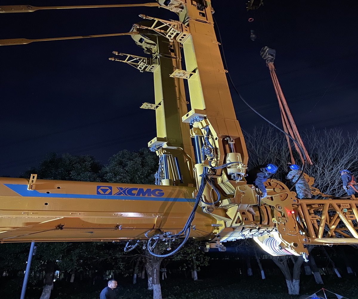 300吨连夜抢修南京海事局灯塔台吊装工程